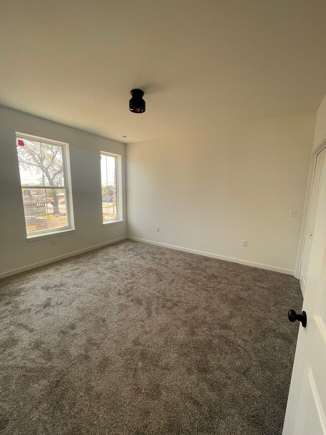 Building Photo - Park Indy Rowhomes