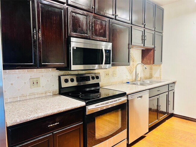 Building Photo - 2100 Tanglewilde St