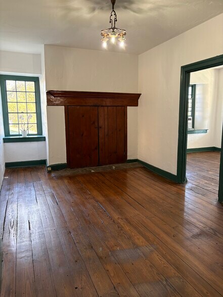 Middle room with non working fireplace - 3380 Coventryville Rd