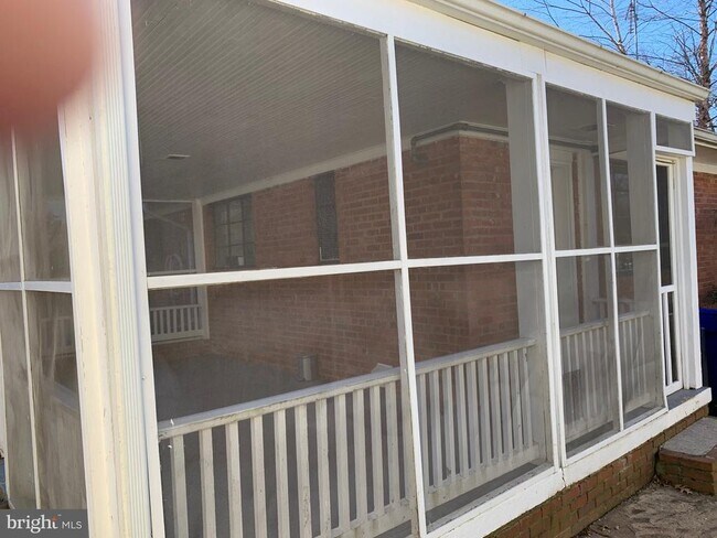 Building Photo - 857 N Jacksonville St