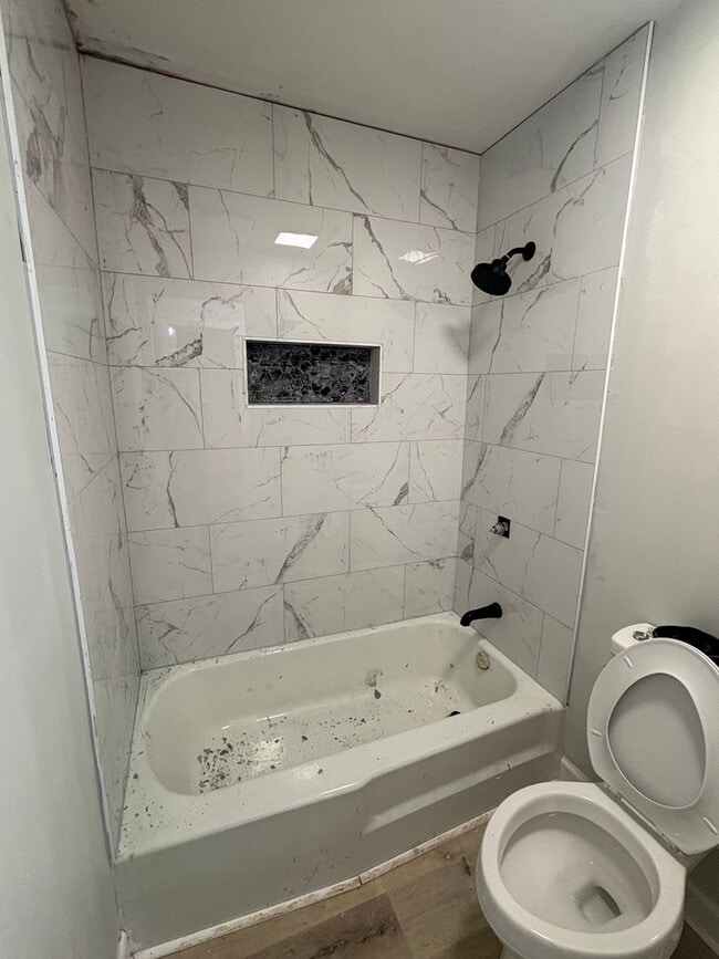 Building Photo - 3 bedroom/ 2 bathroom Newly renovated sing...