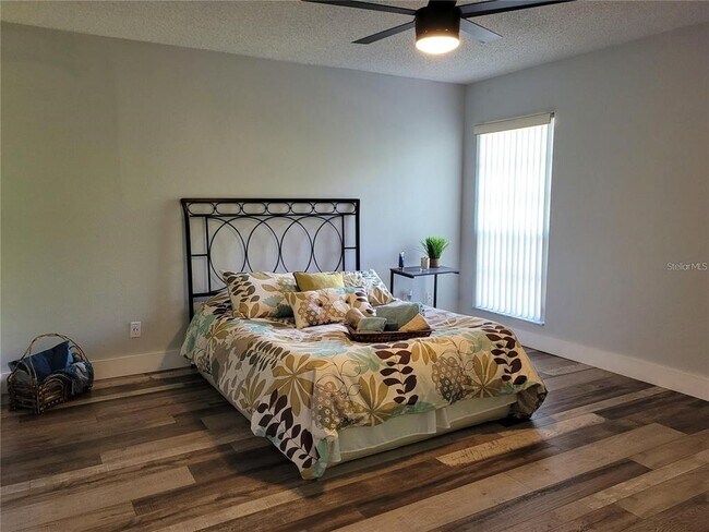 Building Photo - 1801 E Lake Rd S