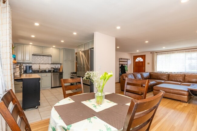 Building Photo - 22 Livoli Rd