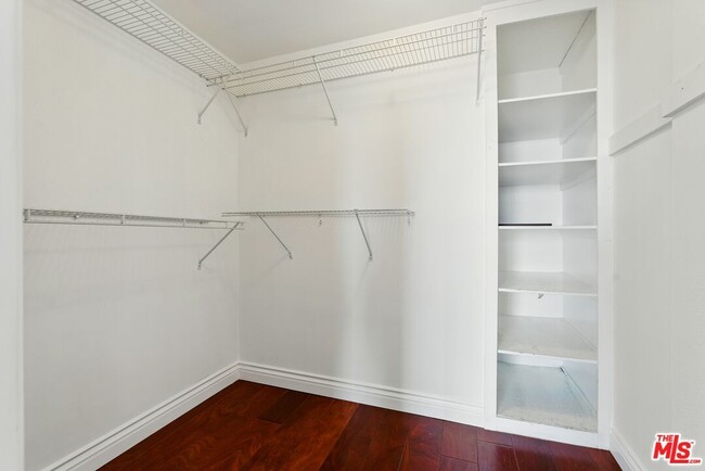 Building Photo - 321 N Oakhurst Dr