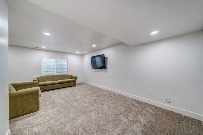 Building Photo - 7182 N Brook Rdg