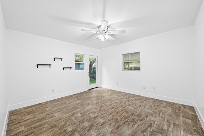 Building Photo - 35 SE 12th St