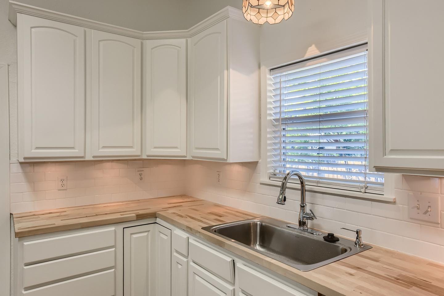 Building Photo - Updated & charming Lavaca home with large fenced yard