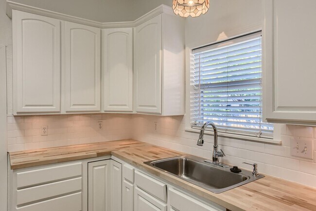 Building Photo - Updated & charming Lavaca home with large fenced yard