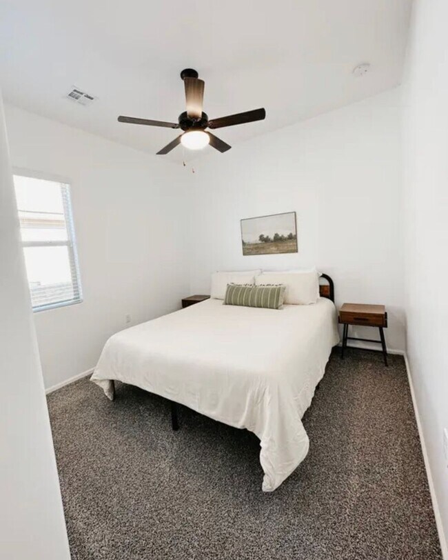 Building Photo - Beautiful newer townhome with Mountain View’s