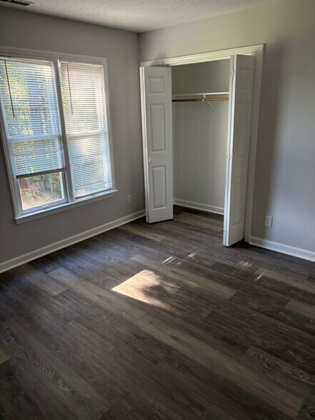 Building Photo - 2630 Hitchcock Dr