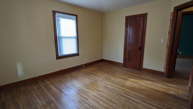 Building Photo - Cozy 2 Bedroom House!