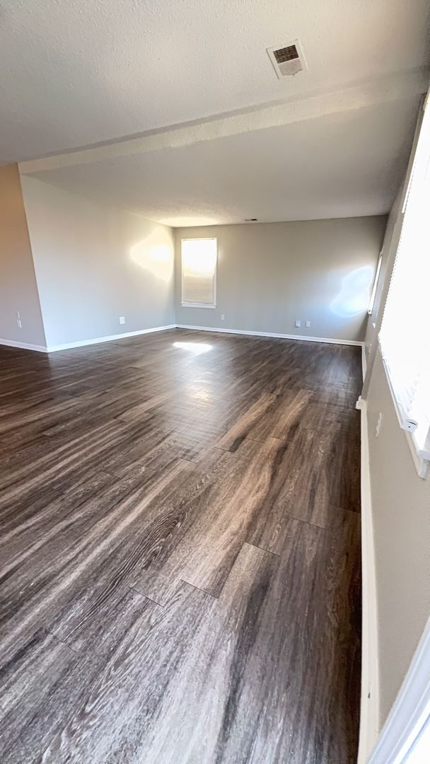 Building Photo - Well Maintained 3 bedroom 1 bath Home - Open To Section 8 - 1st Month's Rent Free