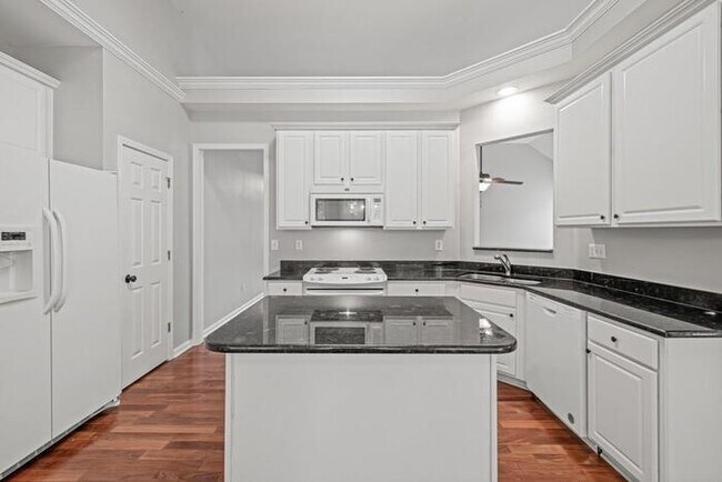 Building Photo - House 4 Beds 2 Baths