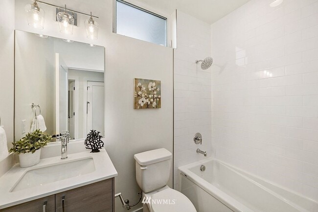 Building Photo - Beacon Hill - 2 Bedroom / 2 Bath Townhome