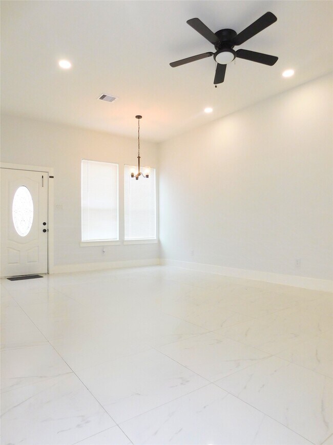 Building Photo - 7002 S Hall St