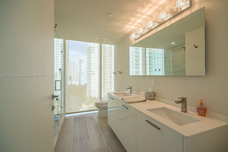 Building Photo - 1300 Brickell Bay Dr