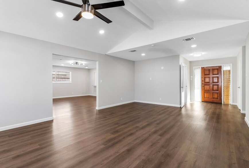 Building Photo - 1521 Oak Creek Dr