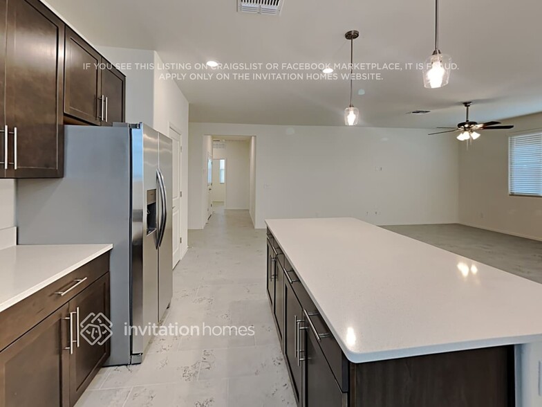 Building Photo - 11445 W La Reata Ave