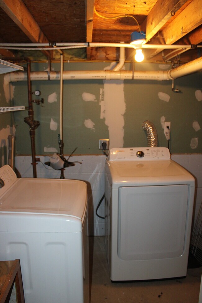 Building Photo - 280 Mike Dr