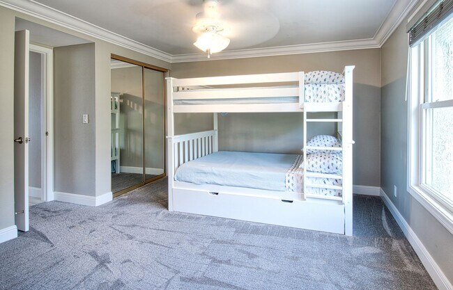 Building Photo - 9 Month Winter Lease - 9/12/26-5/22/27