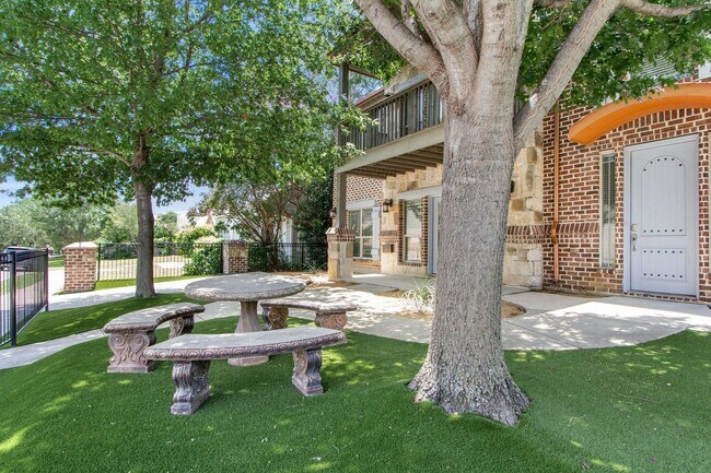 Building Photo - * MOVE IN SUMMER 7/25/2027 * 5 Bed 3 Bath Walk to TCU Light Housekeeping Included