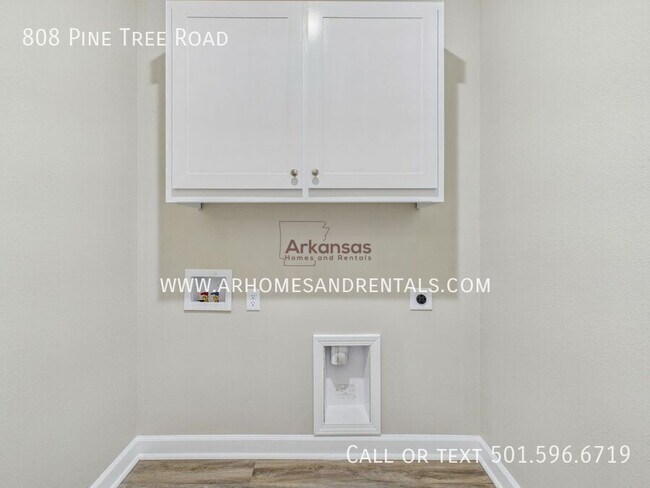 Building Photo - 808 Pine Tree Rd