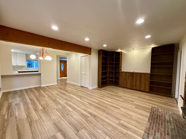 Building Photo - Beautiful Leschi Townhome with Fenced Yard