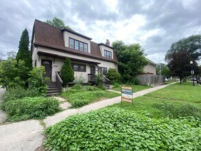 Building Photo - Updated 2 bed/1 bath Duplex for Rent!