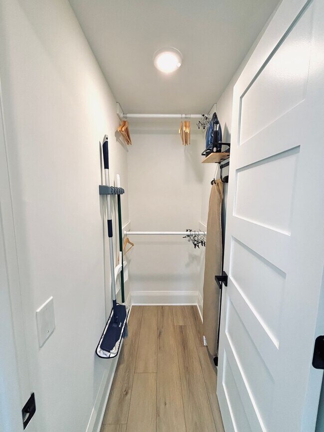 Building Photo - 7713 Knoll St