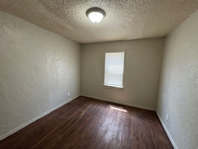 Building Photo - 2 bed 1 bath in OKC! New paint and ready f...