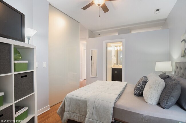 Building Photo - 1162 W Hubbard St