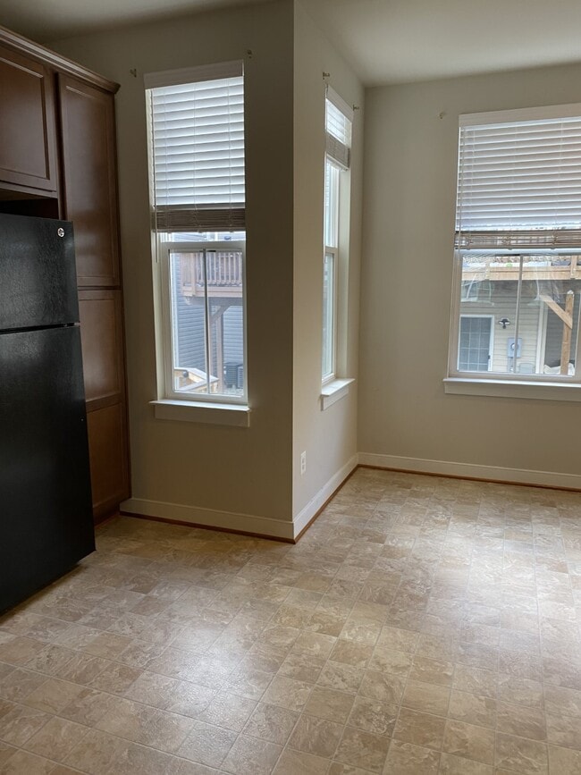 Building Photo - 202 Shamrock Dr