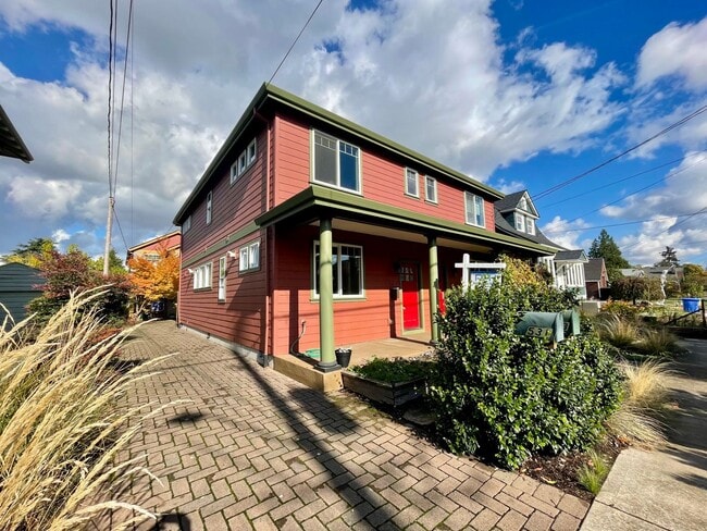 Building Photo - Charming 3-Bed, 2.5-Bath Townhome with Private Patio, Open Floor Plan, and Prime King Neighborhoo...