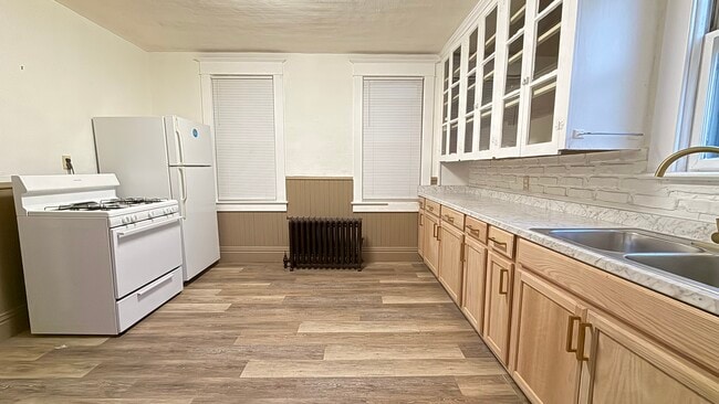 Primary Photo - 250 Ideal St