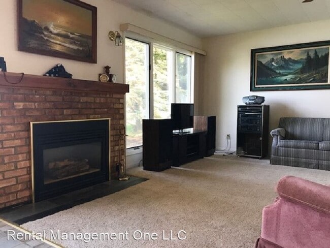 Building Photo - 2 br, 1.5 bath House - 4865 Lakeview