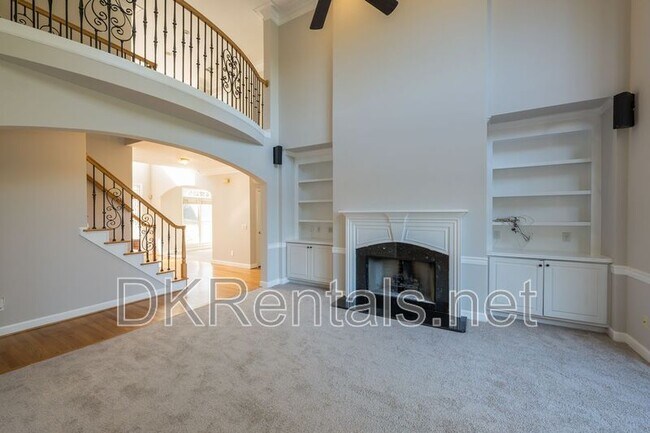 Building Photo - 841 Lakeglen Dr