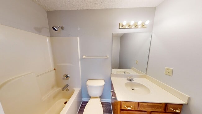 Building Photo - Spacious Three Bedroom Townhome in Columbi...