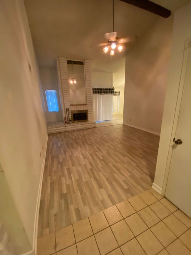 Building Photo - 2 Bedroom Condo in Gated Community!