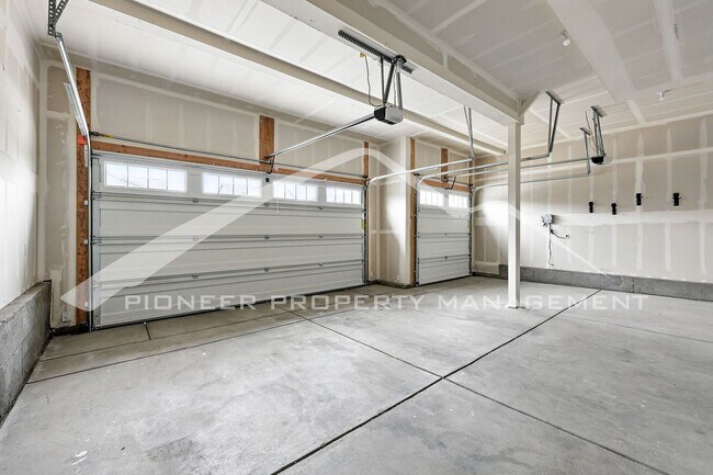 Building Photo - Spacious Home with Washer/Dryer and Centra...