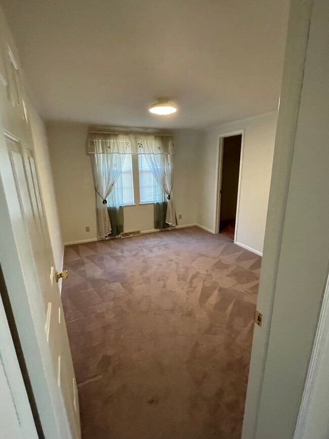 Building Photo - 2039 Vista Rd