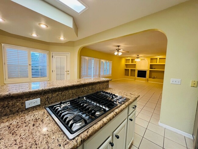 Building Photo - Stunning 4 bedroom, 3 bath home in West El...