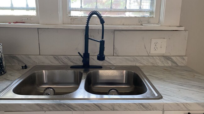 Building Photo - 1553 E McLemore Ave