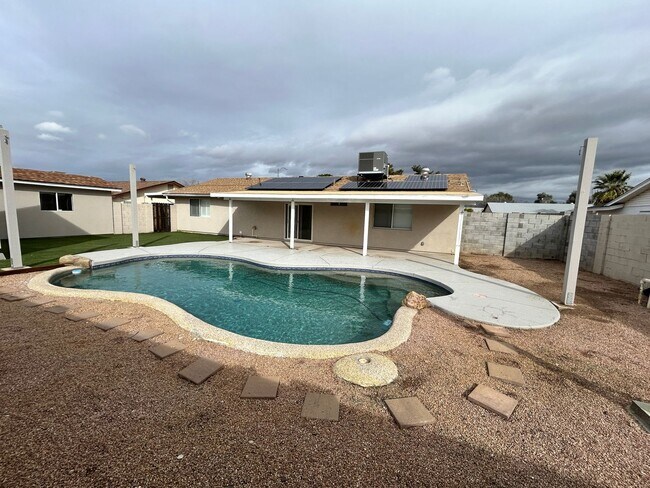 Building Photo - Heavily Upgraded N. Phx 4/2 w/Pool + 1 Car...