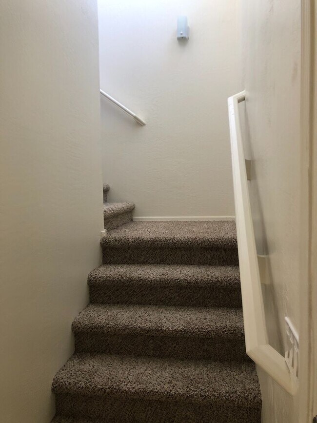 Building Photo - 3 bedroom 2.5 bath home - 2 car garage - S...