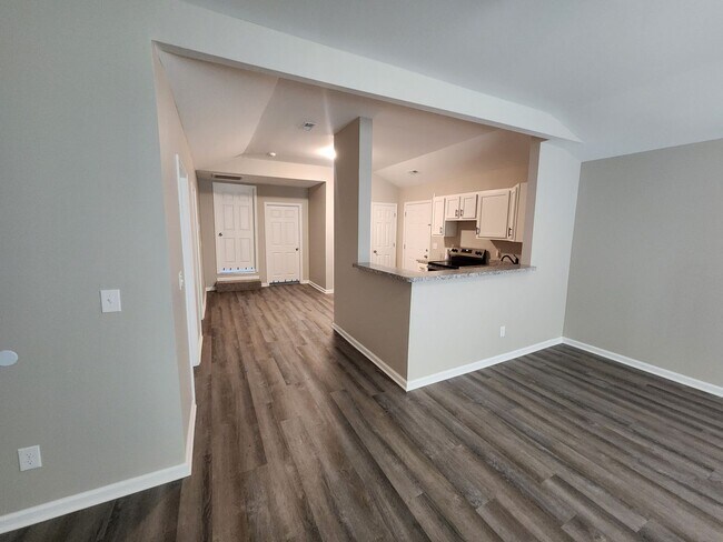 Building Photo - Renovated 2 bedroom 1 bath duplex unit with updated floors, bath, and kitchen!!