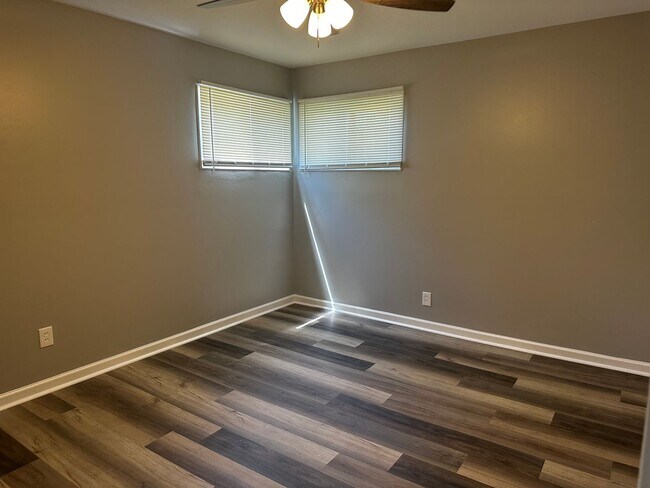 Building Photo - 3 BEDROOM HOME IN WARREN