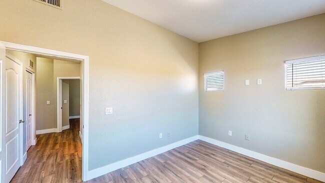 Building Photo - 3 Bedroom 1 3/4 bath condo ready for move in located in wonderful Mountains Edge .