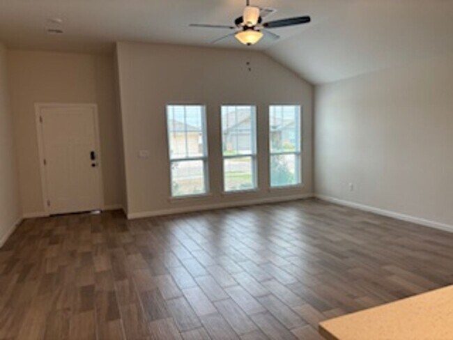Building Photo - New Home! 1st month free!
