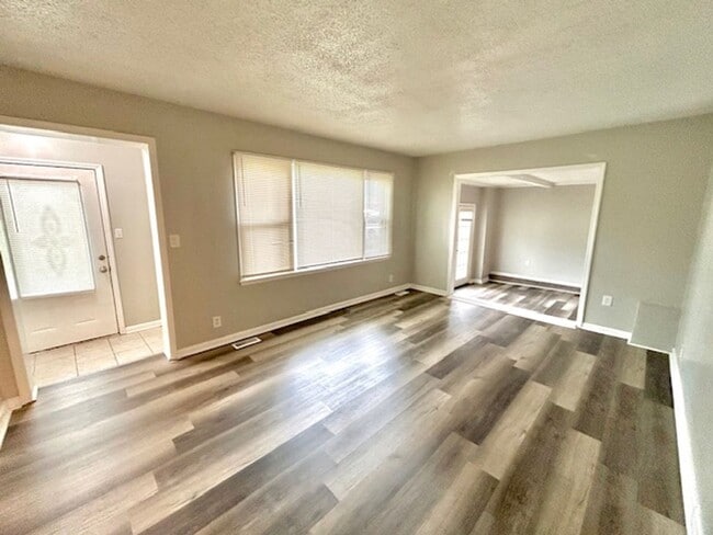 Building Photo - Lovely 3 Bedroom, 1.5 Bath with bonus room Available Now!- $1350 with a one-year commitment and t...