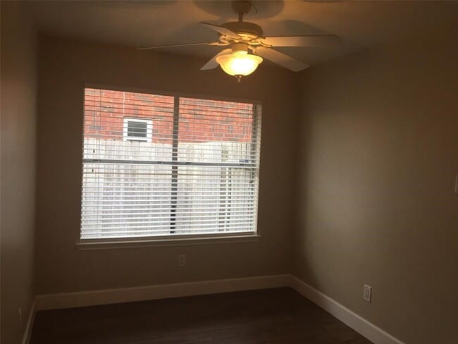 Building Photo - 3019 Cloverdale Dr